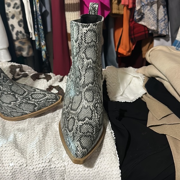 Snakeskin ankle bootie - Picture 2 of 3